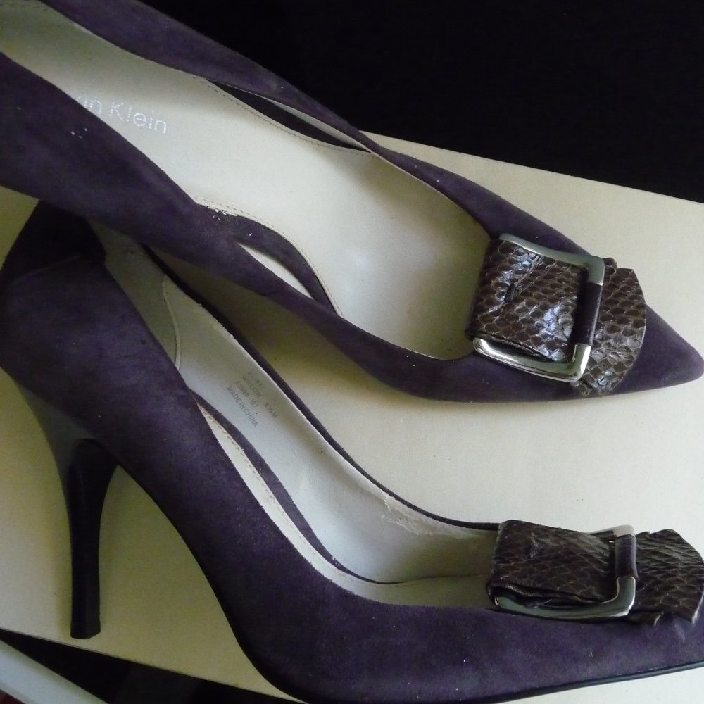 CALVIN KLEIN NEW WOMEN HIGH HEEL PURPLE PUMPS  WITH BROWN REPTILE BOW SI…